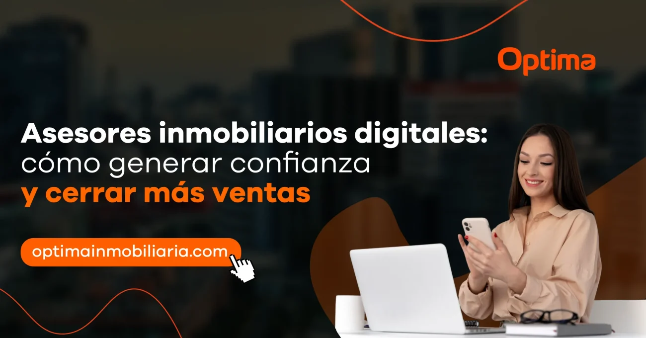 Asesora inmobiliaria digital usando celular y laptop para generar confianza y cerrar ventas online