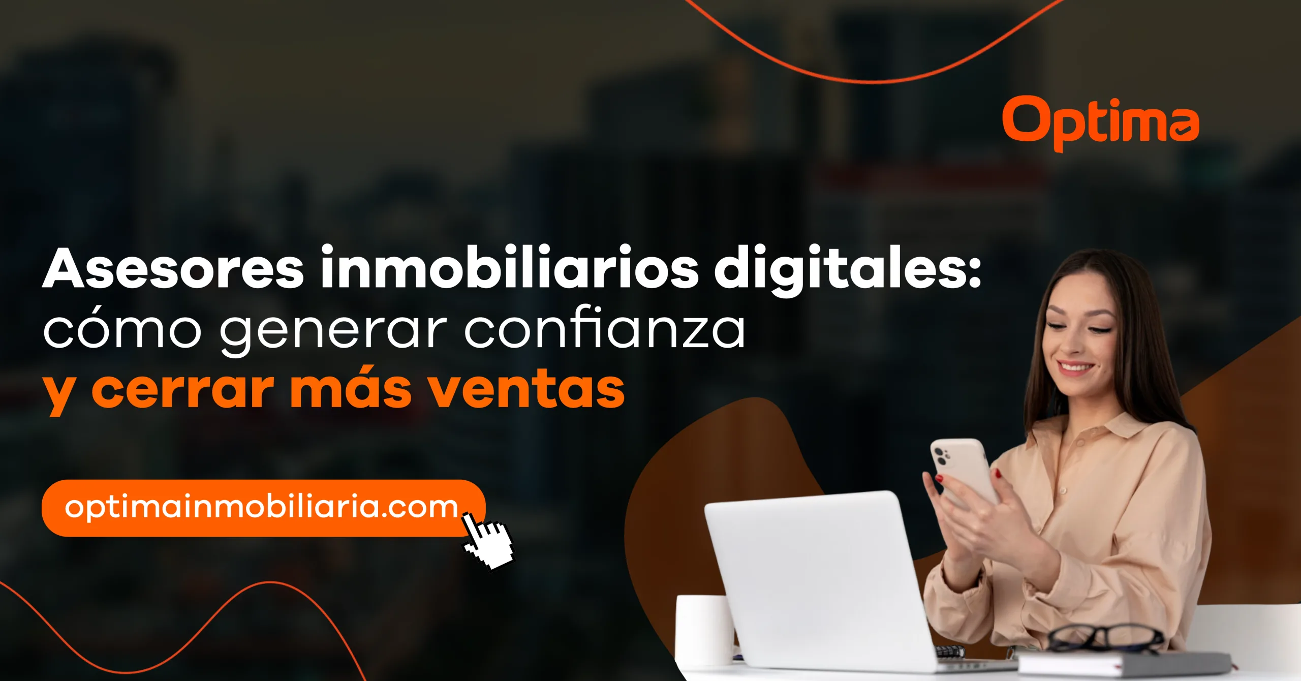 Asesora inmobiliaria digital usando celular y laptop para generar confianza y cerrar ventas online