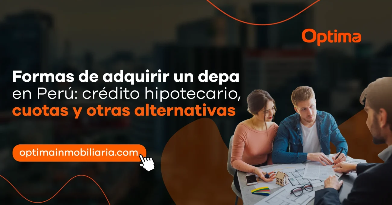 Pareja evaluando planos y opciones de financiamiento con asesor inmobiliario para comprar departamento en Perú.