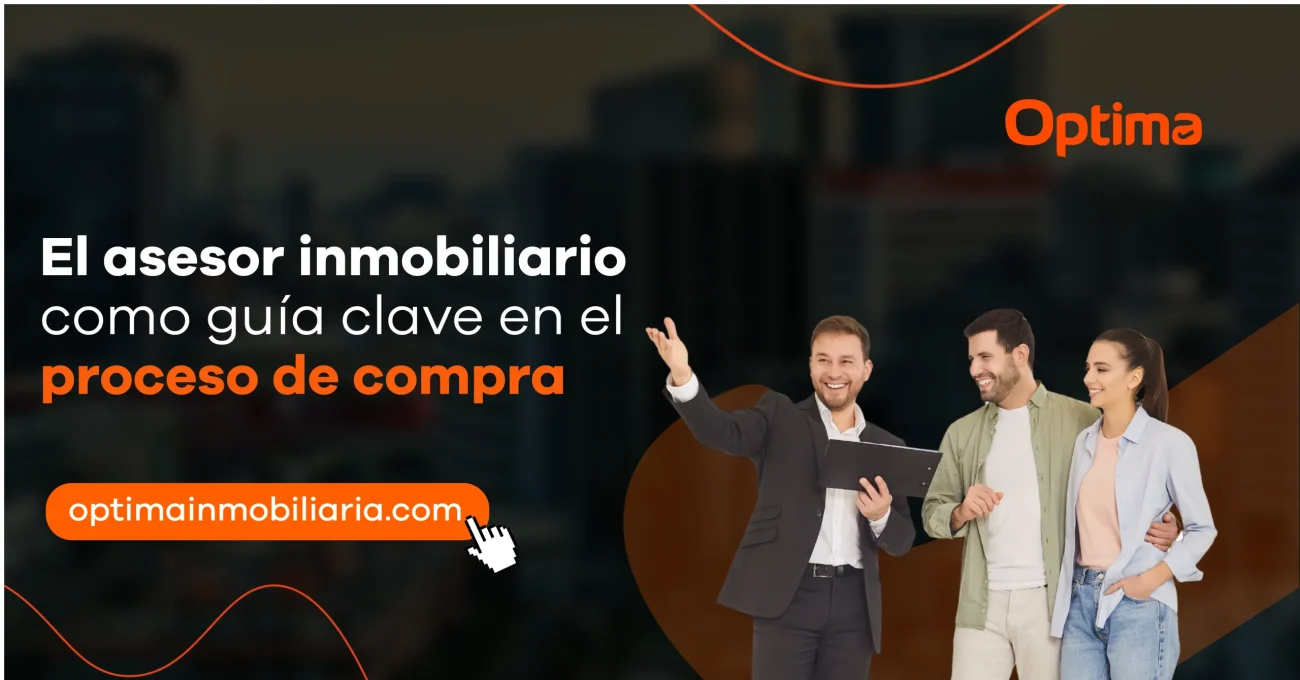 Asesor inmobiliario mostrando una propiedad a una pareja durante el proceso de compra de vivienda.