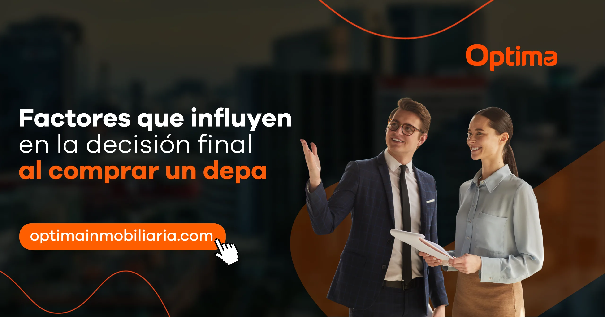 Asesor inmobiliario mostrando información a clienta durante proceso de decisión de compra de departamento.