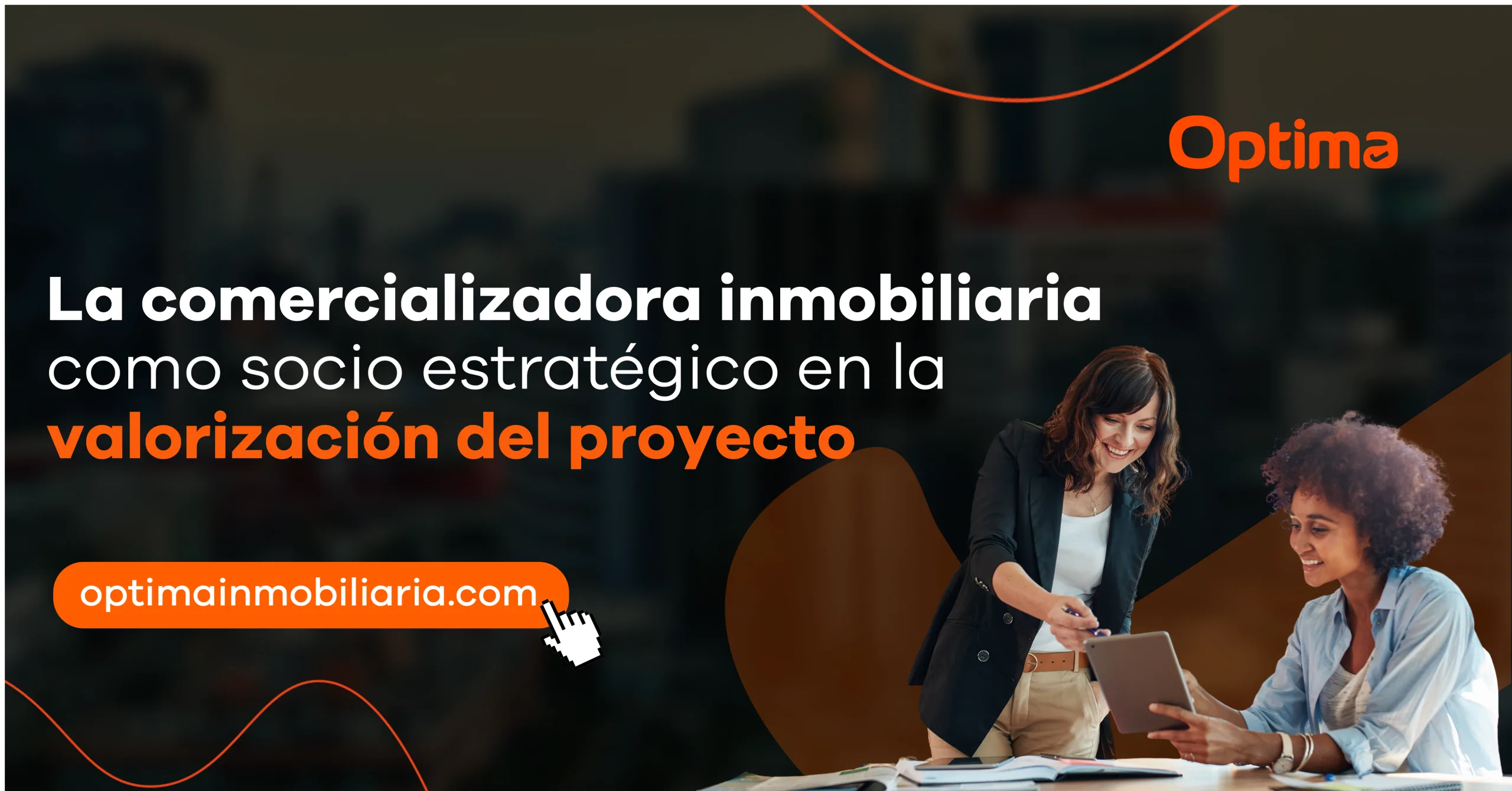 Asesoras inmobiliarias revisando proyecto en tablet durante reunión de trabajo