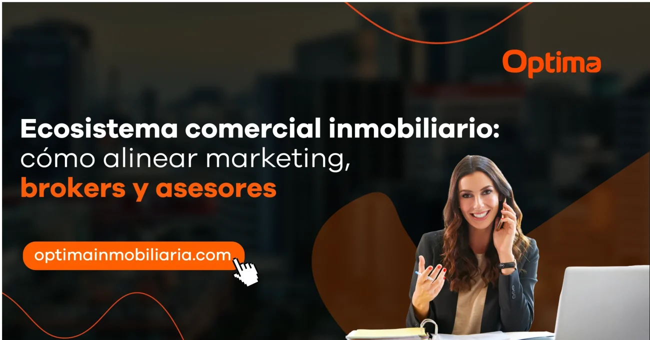 Asesora inmobiliaria hablando por teléfono, representando la coordinación entre marketing, brokers y asesores.