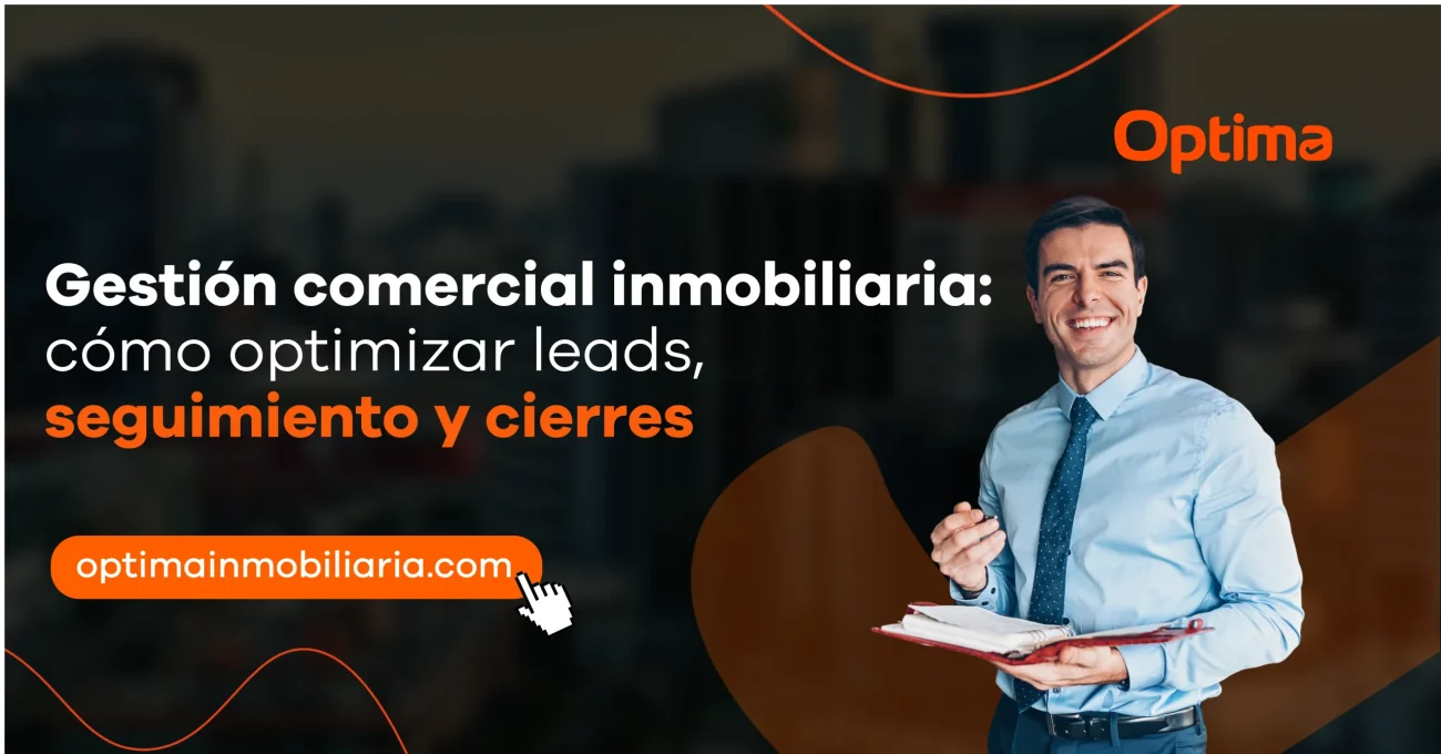 Asesor inmobiliario sonriente con libreta junto a portada sobre gestión comercial inmobiliaria y optimización de leads.