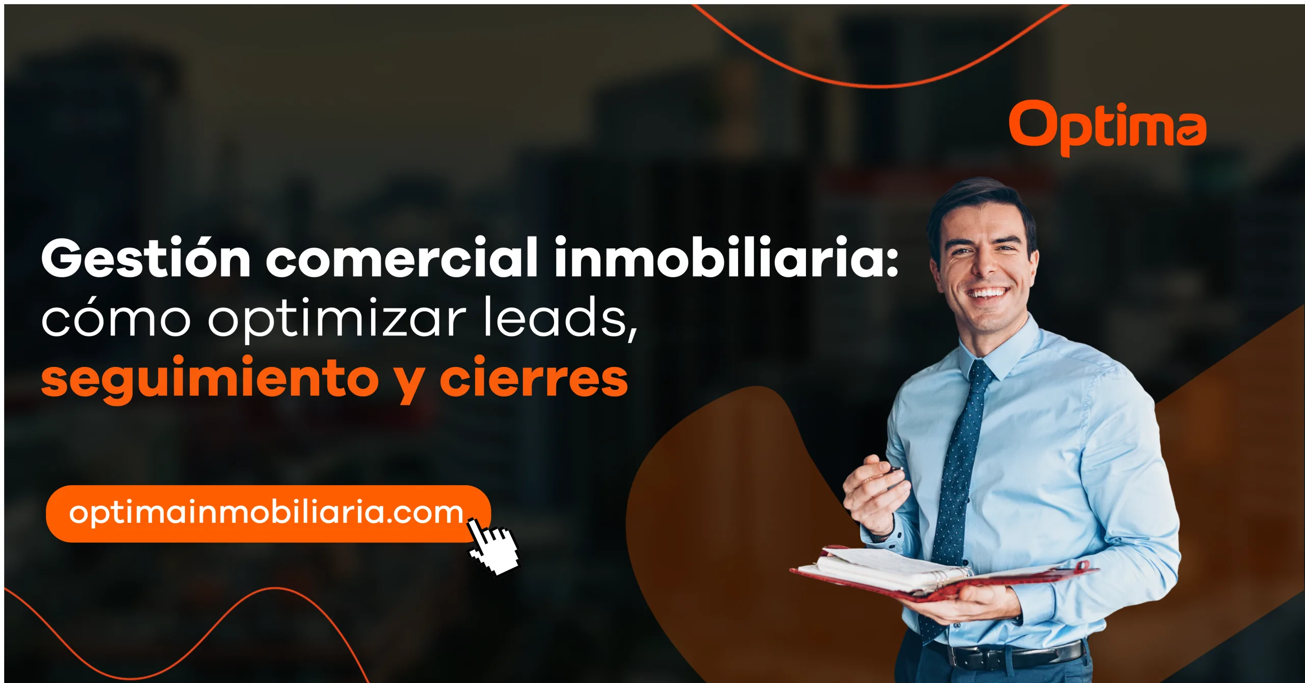 Asesor inmobiliario sonriente con libreta junto a portada sobre gestión comercial inmobiliaria y optimización de leads.