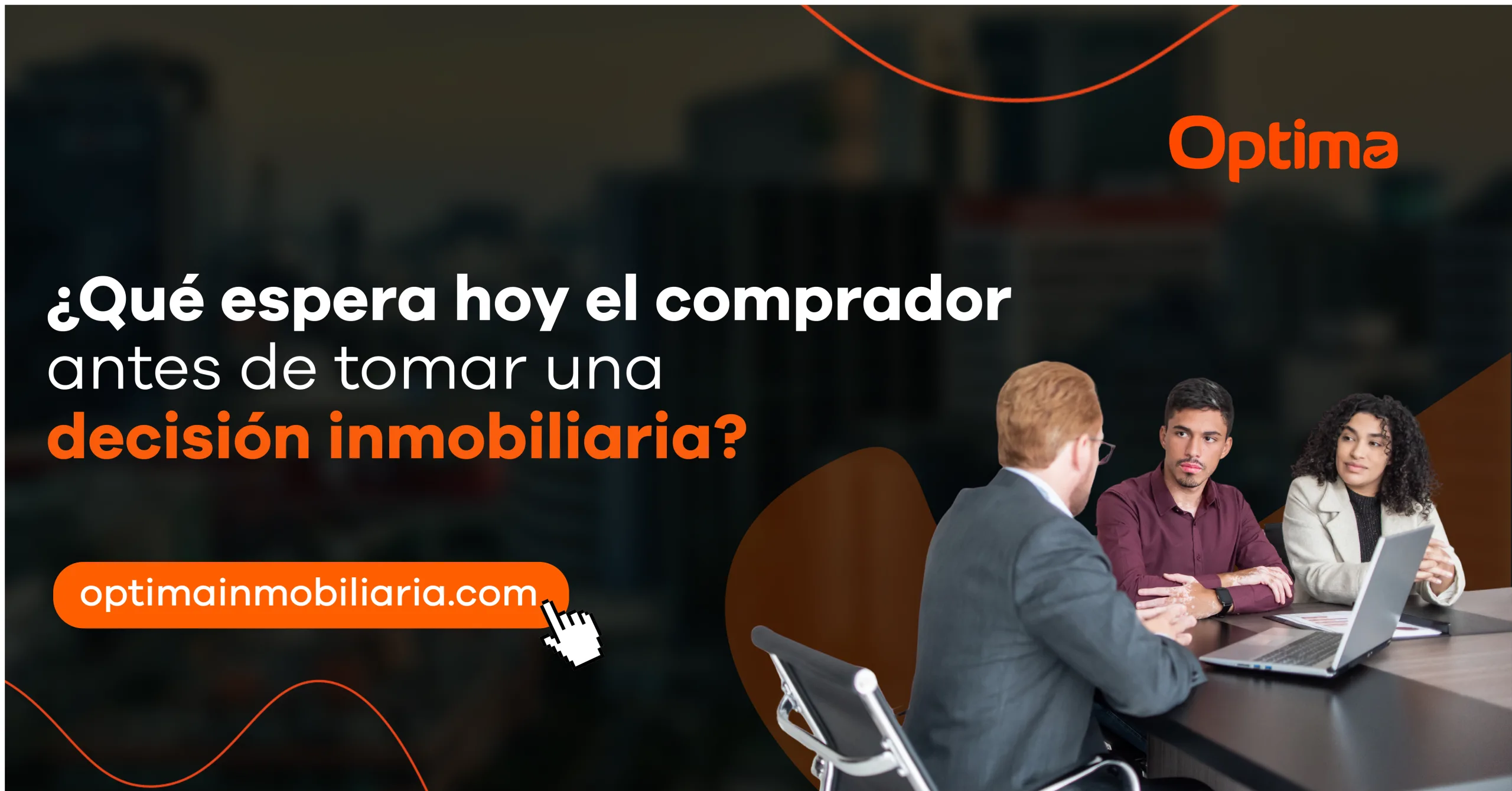 Asesor inmobiliario reunido con una pareja revisando opciones en laptop antes de tomar una decisión de compra.