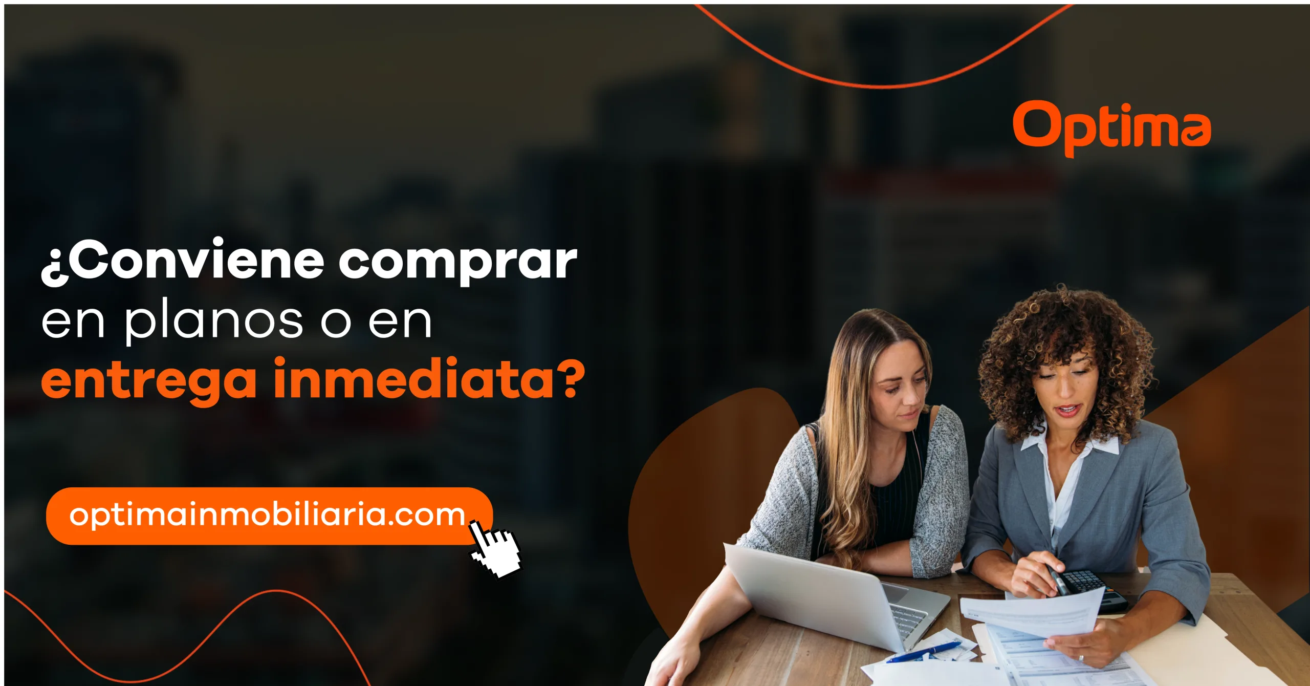 Personas evaluando comprar un departamento en planos o con entrega inmediata revisando costos y documentos