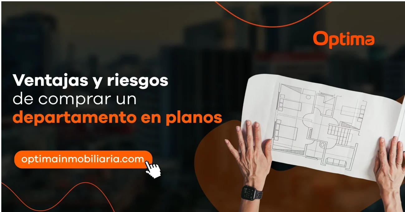 Persona revisando planos de un departamento evaluando compra en etapa de preventa