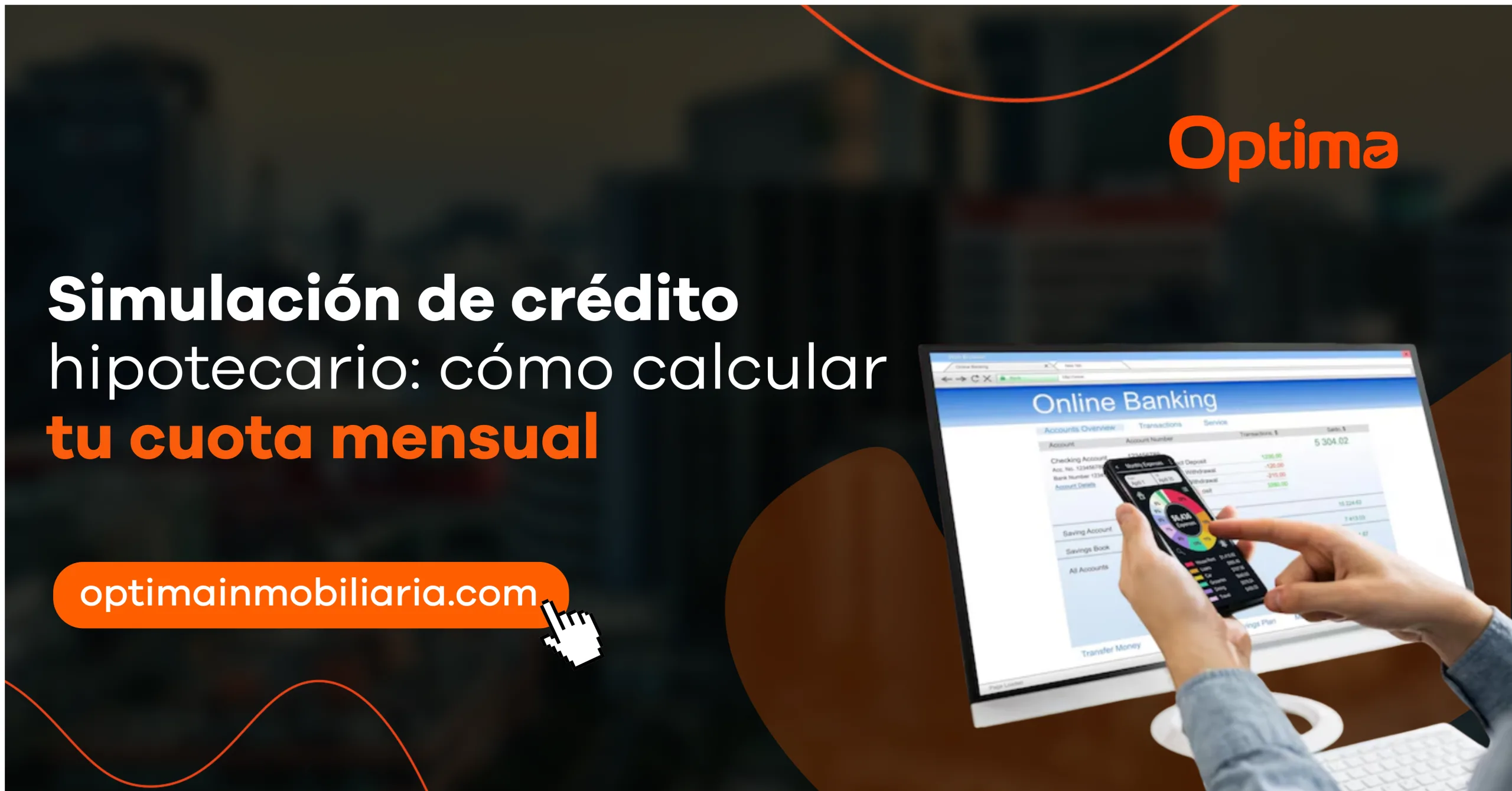 Persona usando un teléfono móvil frente a una pantalla de banca online en computadora, con texto sobre simulación de crédito hipotecario y cálculo de cuota mensual
