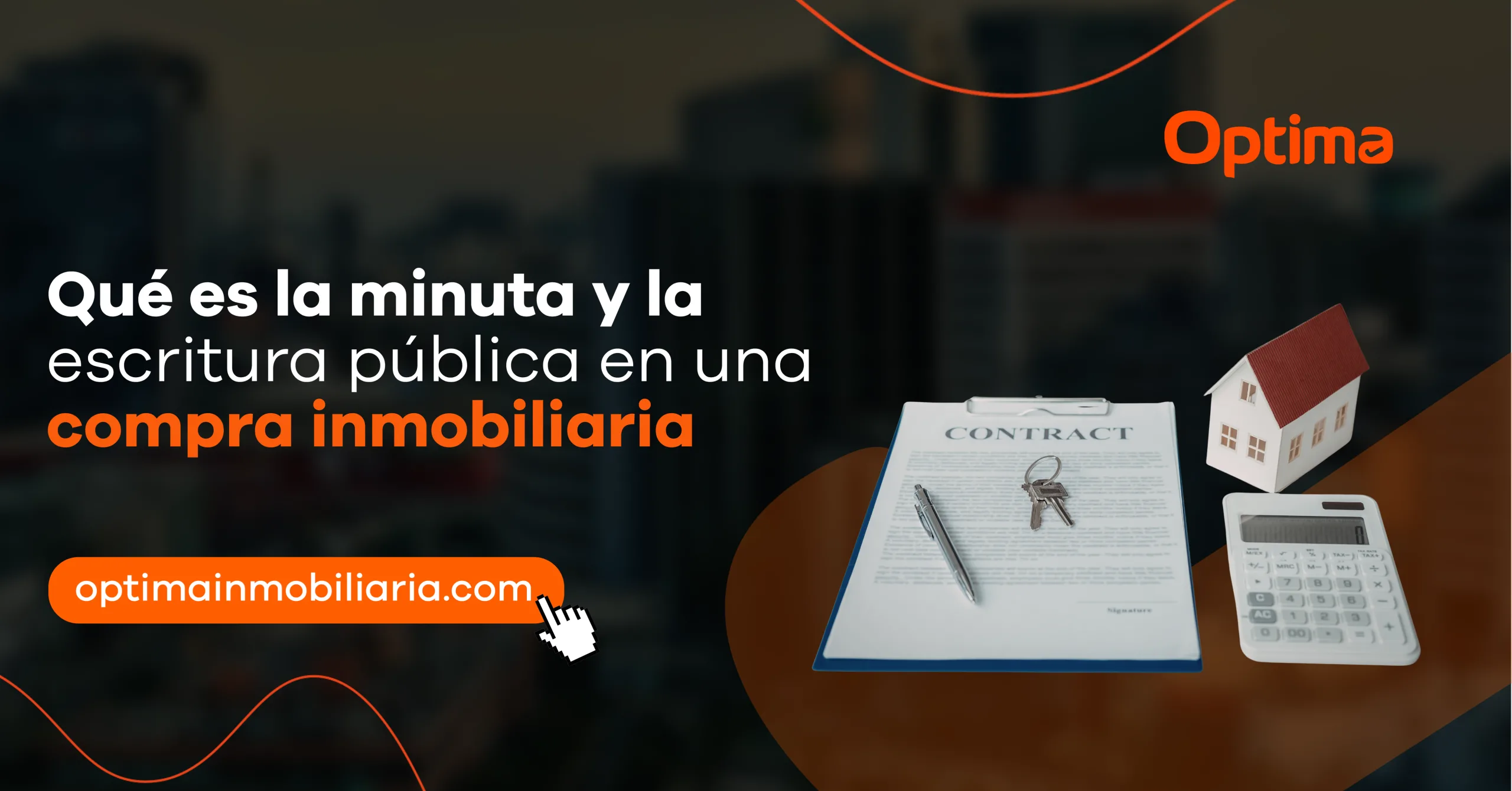 Documento de contrato inmobiliario junto a una casa en miniatura y una calculadora