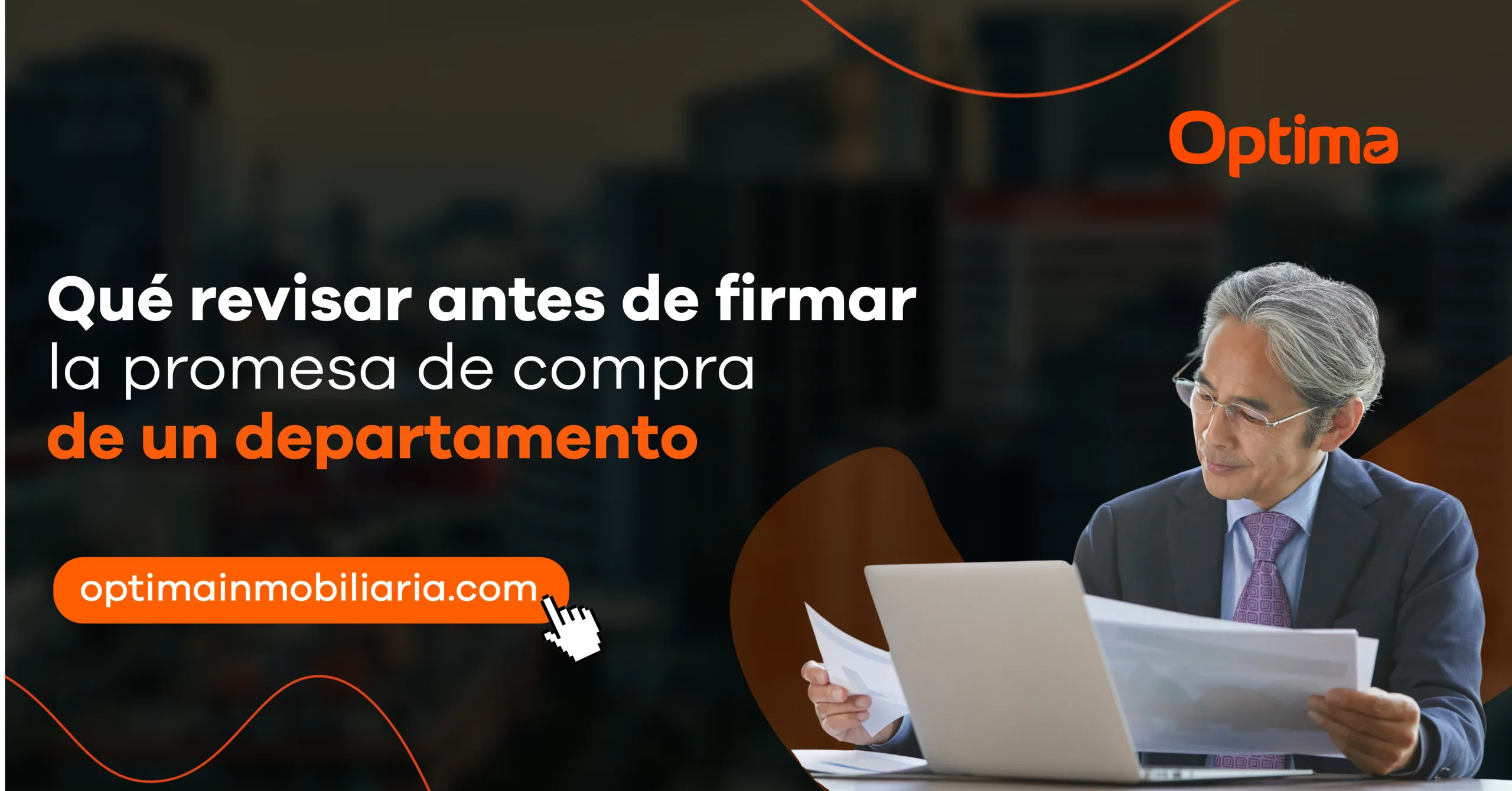 Persona revisando documentos legales y un contrato antes de firmar la promesa de compra de un departamento, verificando las condiciones de la operación inmobiliaria.