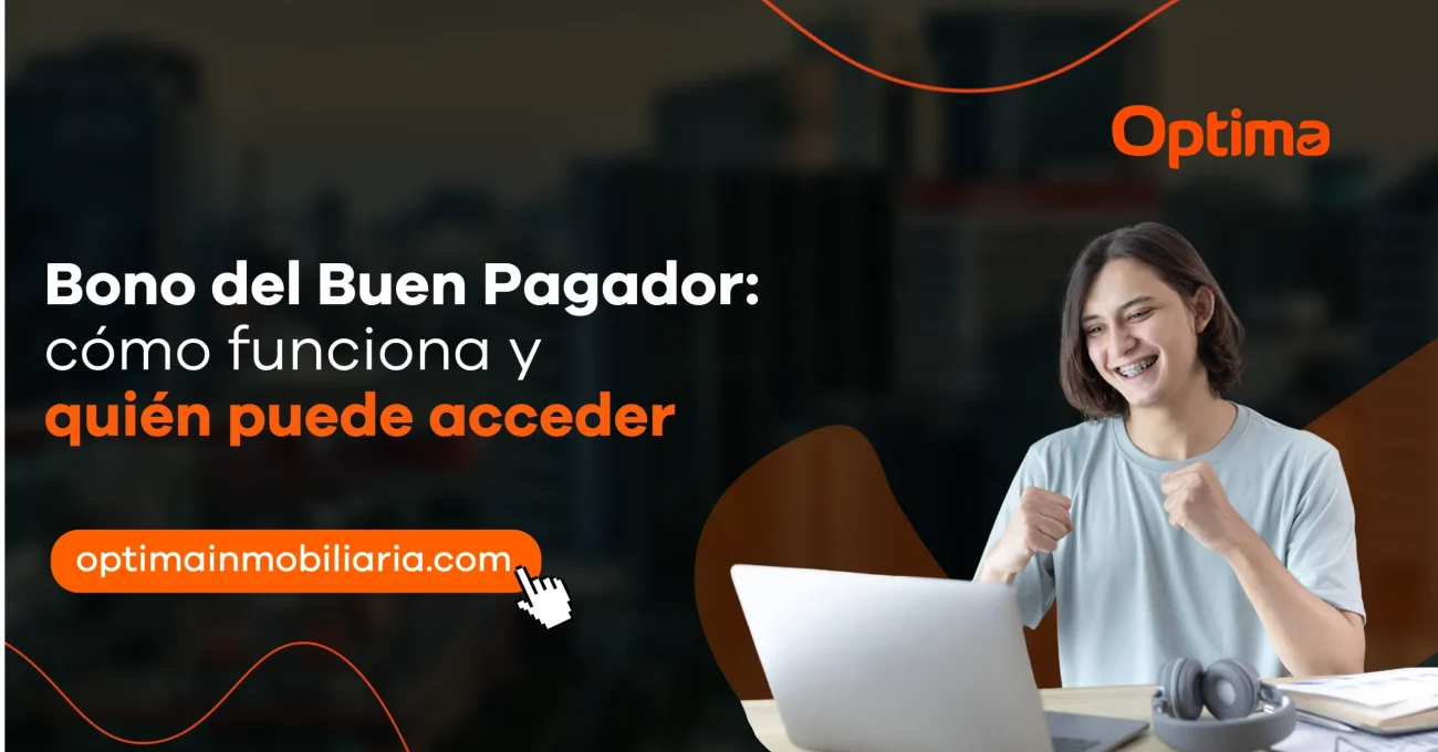 Persona celebrando frente a una laptop mientras consulta información sobre el Bono del Buen Pagador, un beneficio que facilita el acceso a una vivienda mediante financiamiento hipotecario.