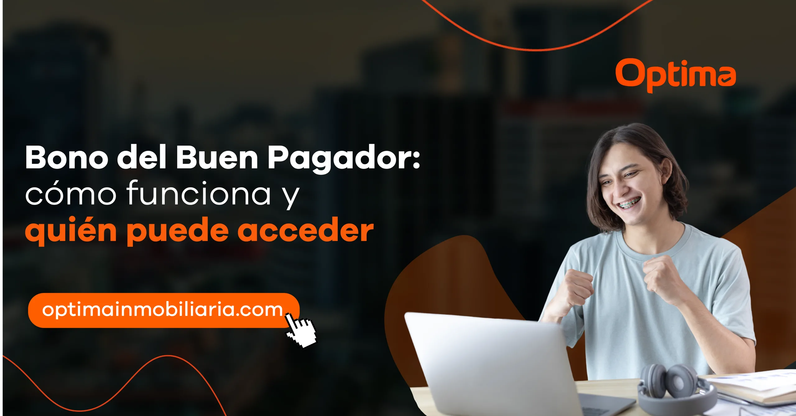 Persona celebrando frente a una laptop mientras consulta información sobre el Bono del Buen Pagador, un beneficio que facilita el acceso a una vivienda mediante financiamiento hipotecario.