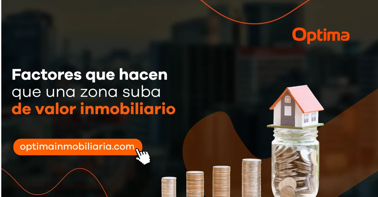 Frascos con monedas, una casa en miniatura y pilas de dinero simbolizan los factores que influyen en el aumento del valor inmobiliario de una zona.