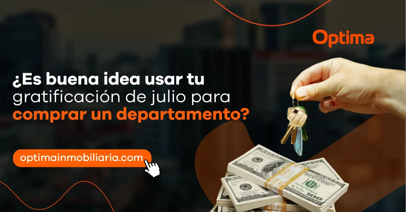 Mano sosteniendo las llaves de un departamento sobre dinero en efectivo, representando el uso de la gratificación de julio para comprar un departamento en Perú.